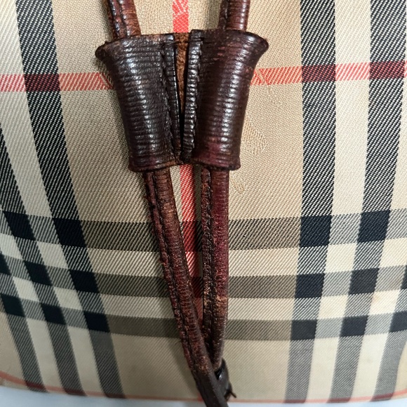 Burberry’s Authentic & Vtg Novacheck fabric Drawstring Bucket bag Leather lined - Picture 13 of 16